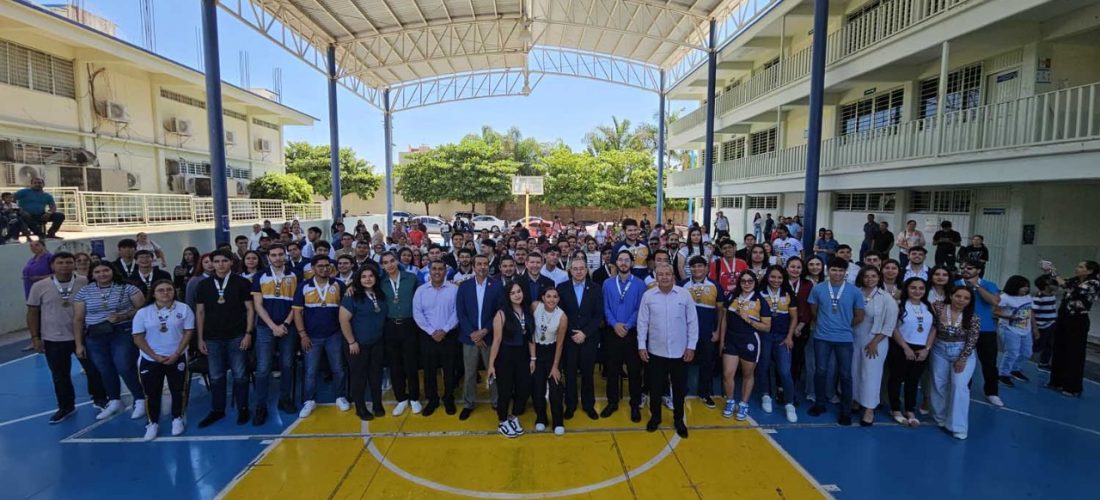 Un total de 118 estudiantes de la Facultad de Educación Física y Deporte, fueron reconocidos con la “Medalla al Mérito Académico 2025”