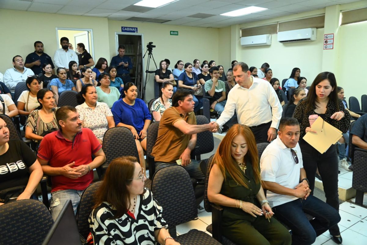 Refrendando que el bachillerato de la UAS es el mejor del noroeste del país, se reúne Robespierre Lizárraga con padres de familia de la Preparatoria 2 de Octubre de Culiacancito