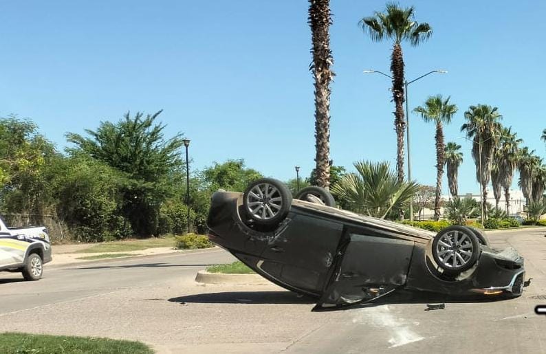 Mujer  sale herida al volcar carro que conducía en la sindicatura Culiacancito