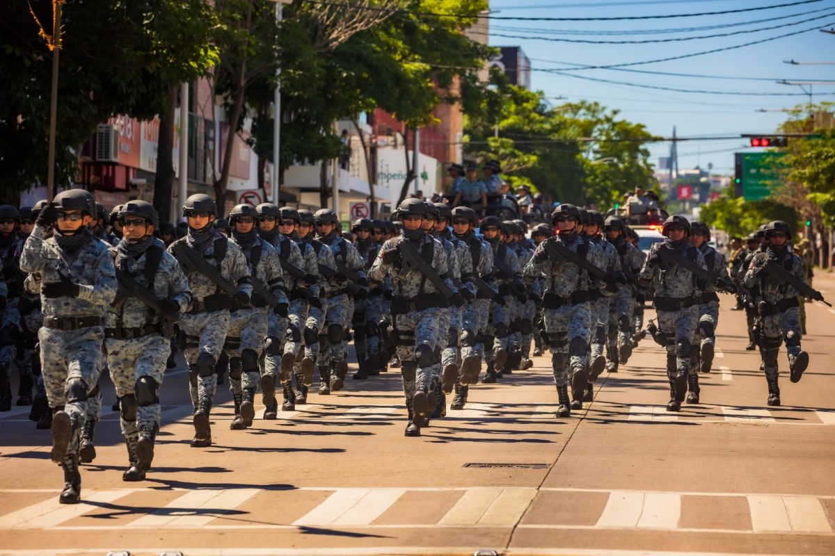 Rocha y autoridades presencian el Desfile Militar, por el 214 Aniversario del inicio de la Independencia de México