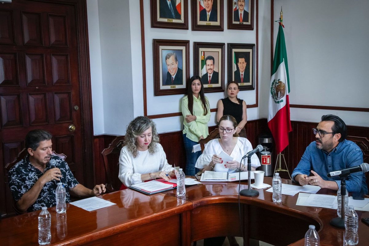 Juan de Dios Gámez acuerda apoyos con comerciantes del centro y tiangueros