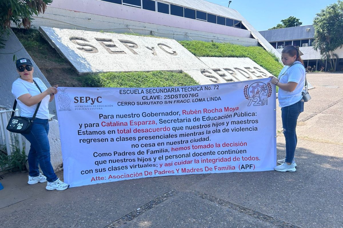 Protestan padres de familia de la escuela ETI 72 por inseguridad ante SEPYC.