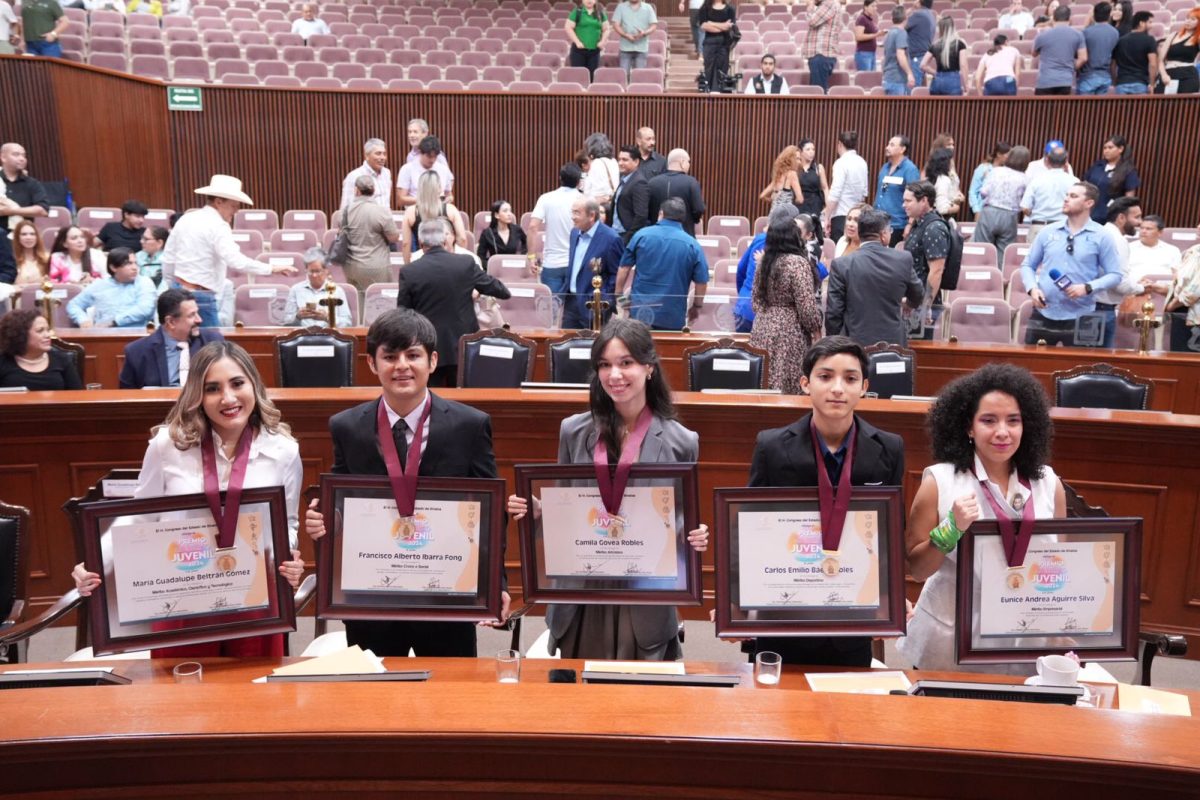 Entregan en Sesión Solemne los Premios al Mérito Juvenil 2024