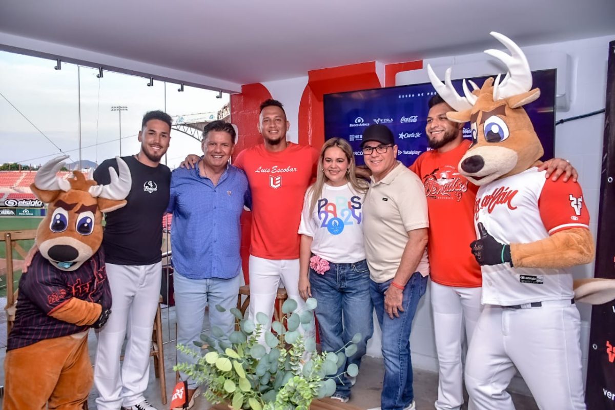 Asiste Alcalde a la presentación de los nuevos jerseys de Venados de Mazatlán.