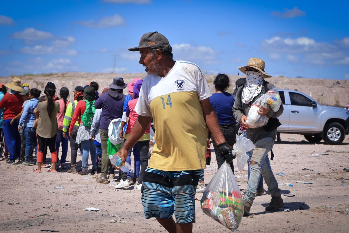 Brinda DIF Culiacán apoyo alimentario a familias trabajadoras de relleno sanitario en la colonia Bicentenario