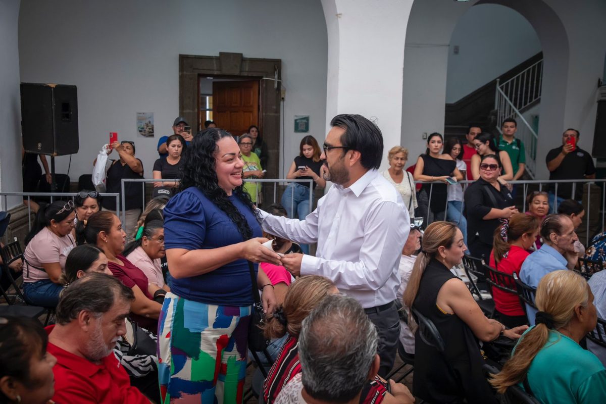 Juan de Dios Gámez entrega primeros 133 cheques del Programa de Apoyo Económico Emergente