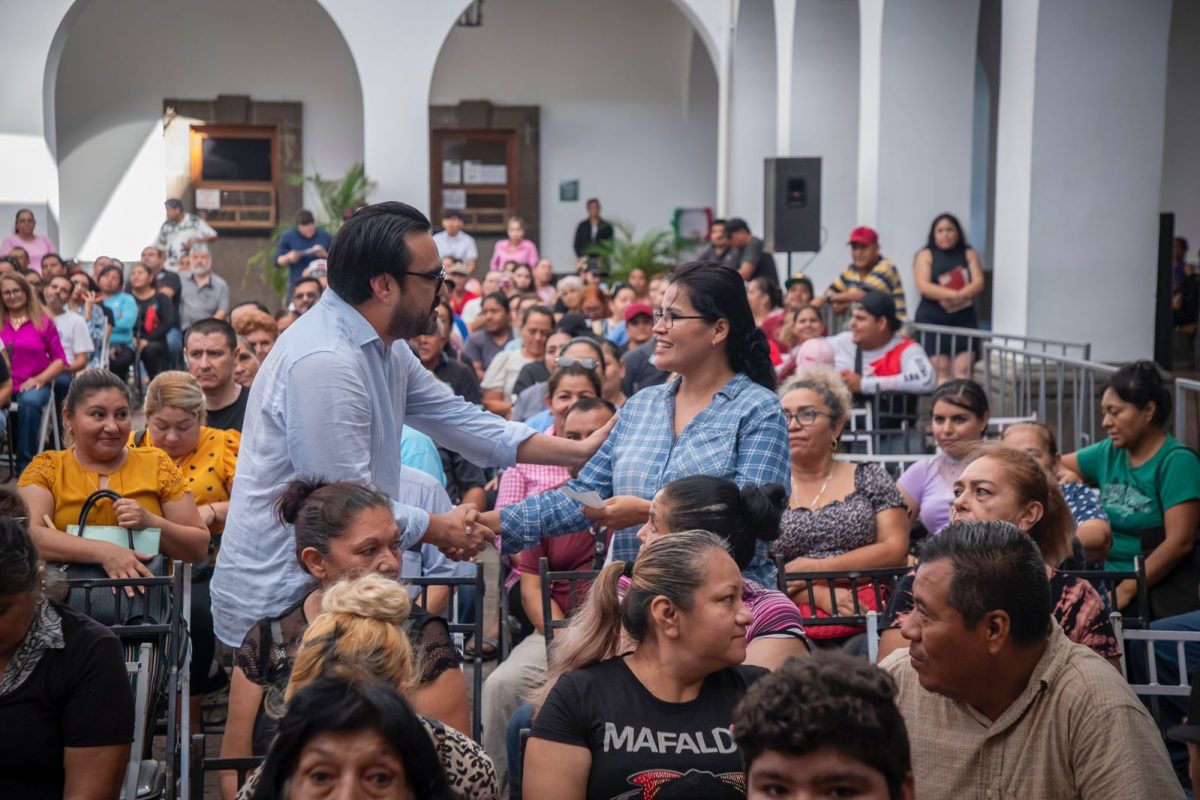 Juan de Dios Gámez entrega la segunda etapa de cheques a comerciantes