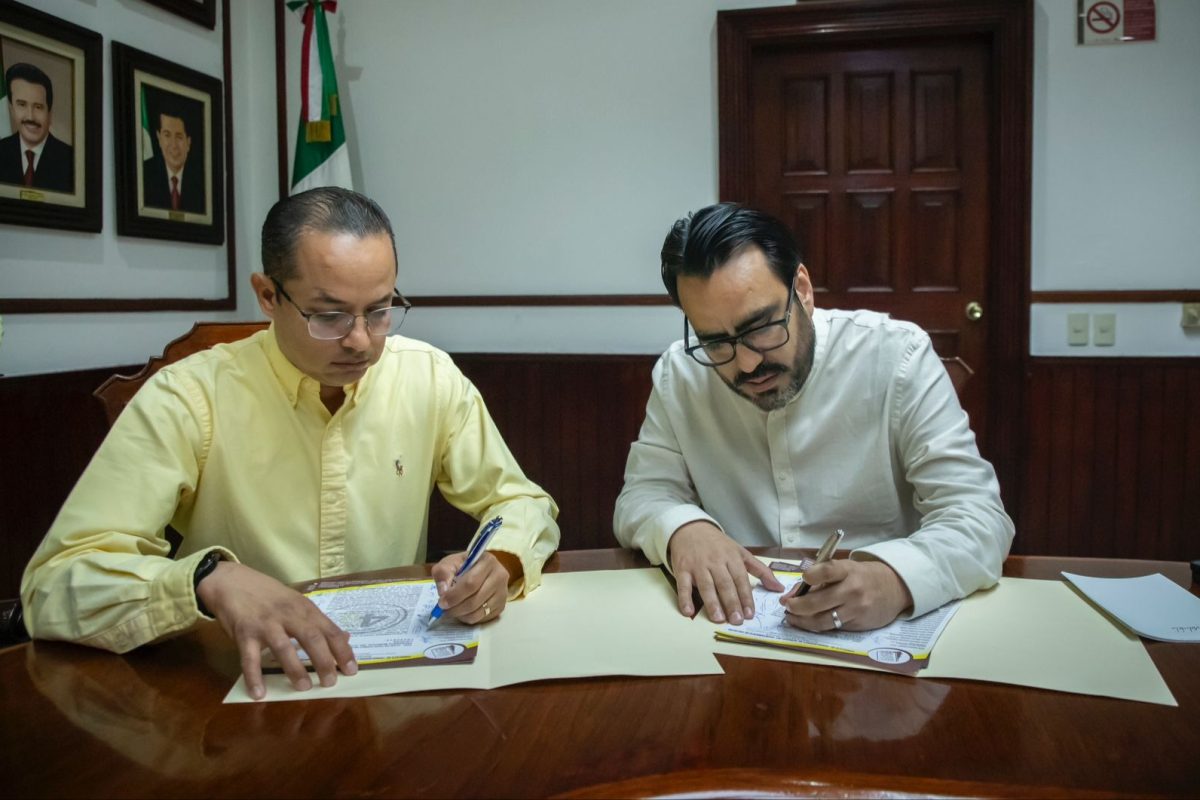 Juan de Dios Gámez recibe pliego petitorio del STASAC