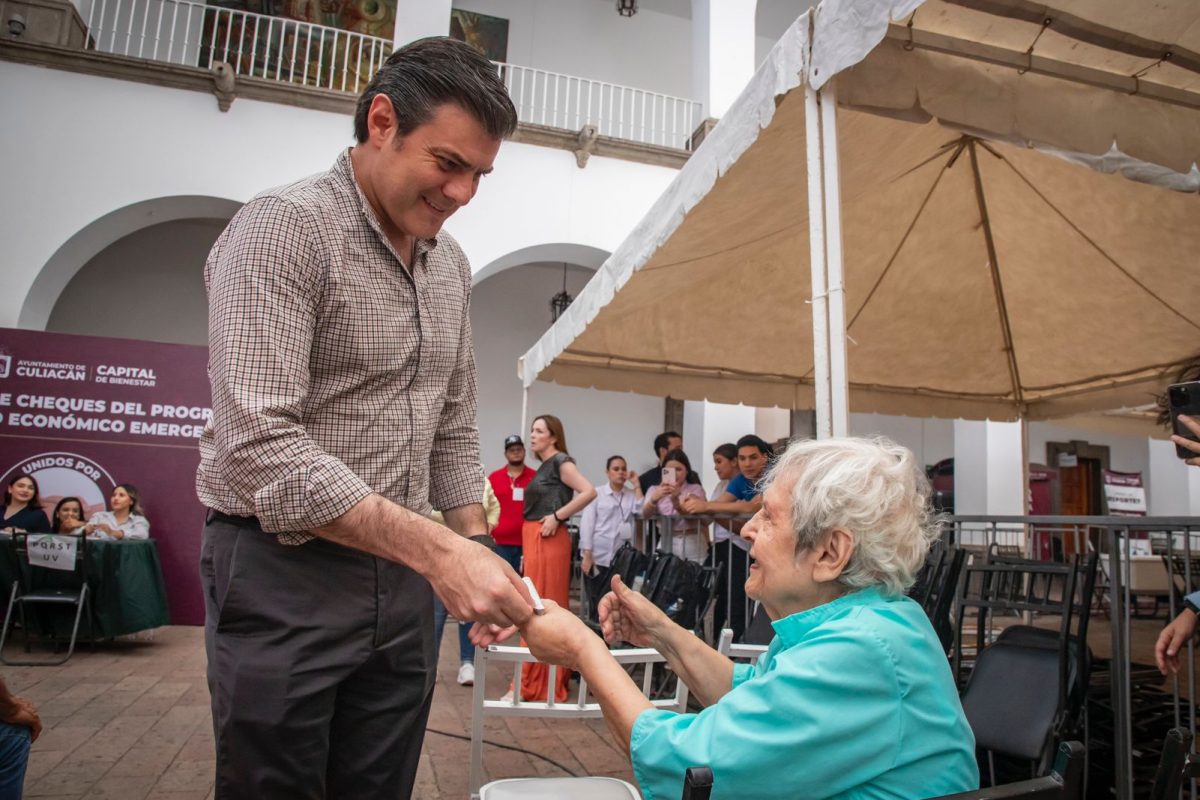 Entregan 100 cheques a comerciantes de Culiacán dentro del programa de Apoyo Económico Emergente