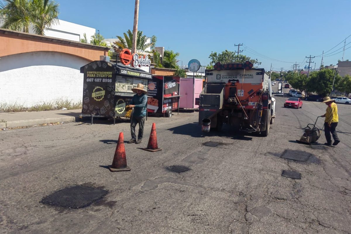 Ayuntamiento de Culiacán trabaja en labores de reencarpetado y bacheo en diversos puntos del municipio