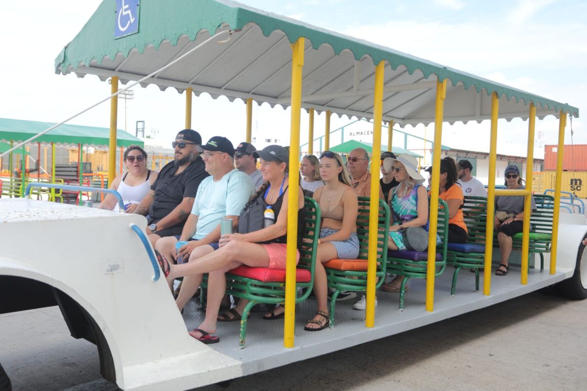 Llegan dos cruceros turísticos a Mazatlán con casi 6 mil visitantes