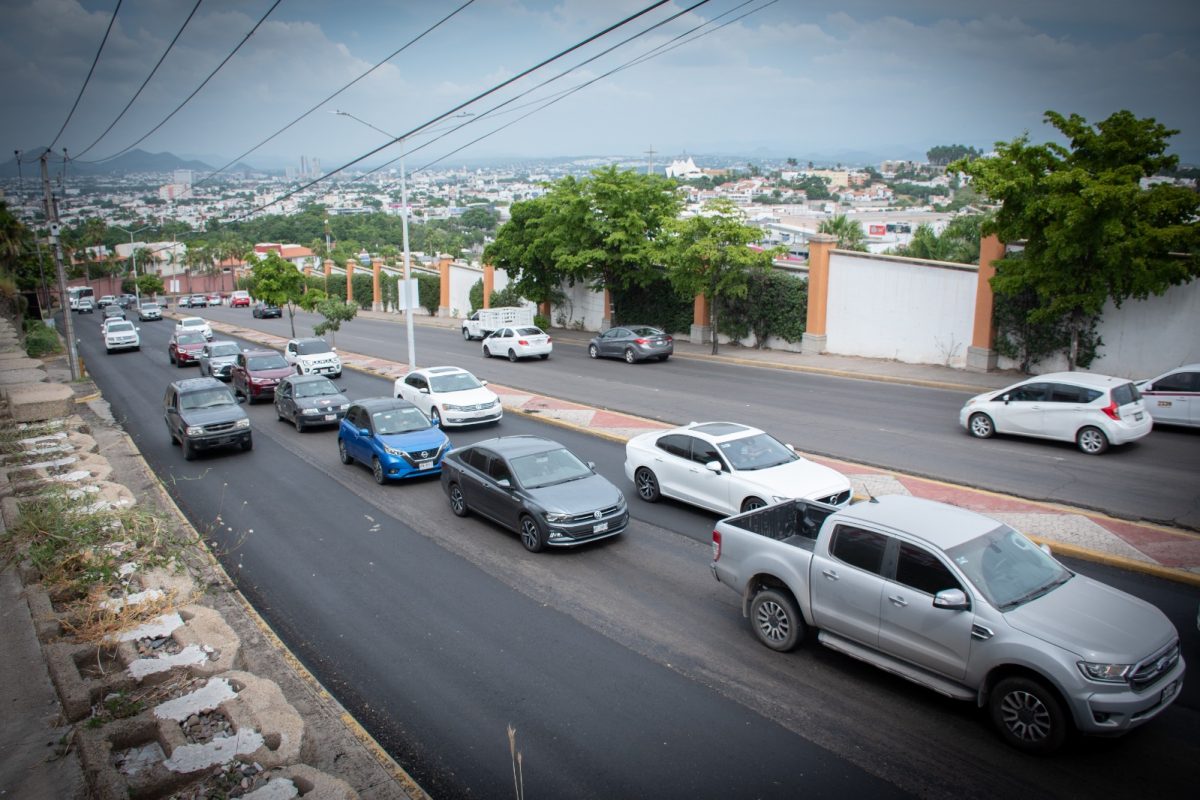 Juan de Dios Gámez inaugura construcción de cancha en la colonia Finisterra