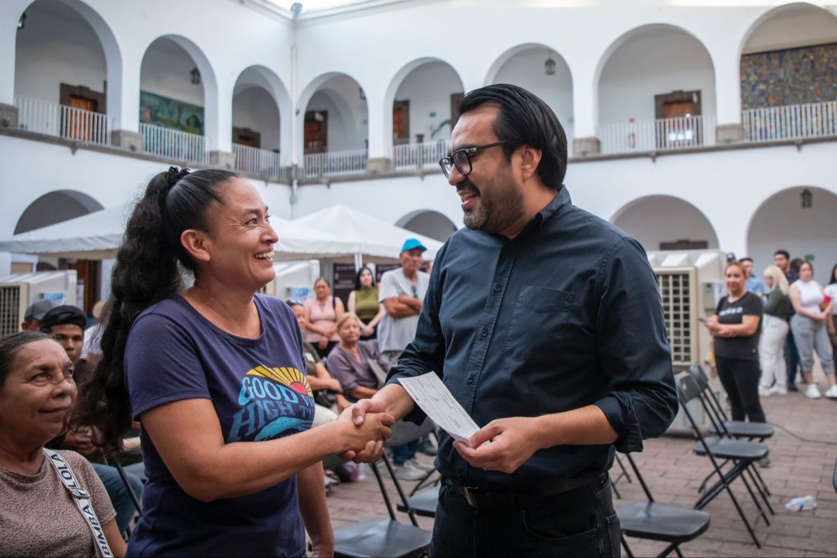 Juan de Dios Gámez continúa entregando cheques del Programa de Apoyo Económico Emergente