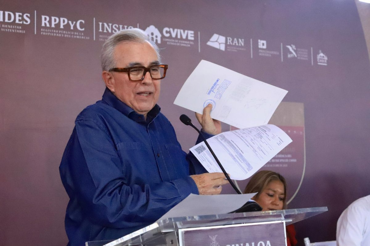 Rocha entrega 2 mil 864 títulos de propiedad en los municipios de Choix y El Fuerte