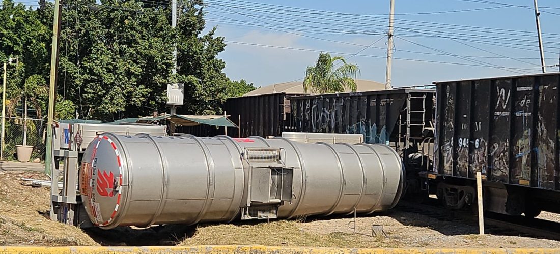 Una pipa se impacta con el ferrocarril cerca de la feria ganadera