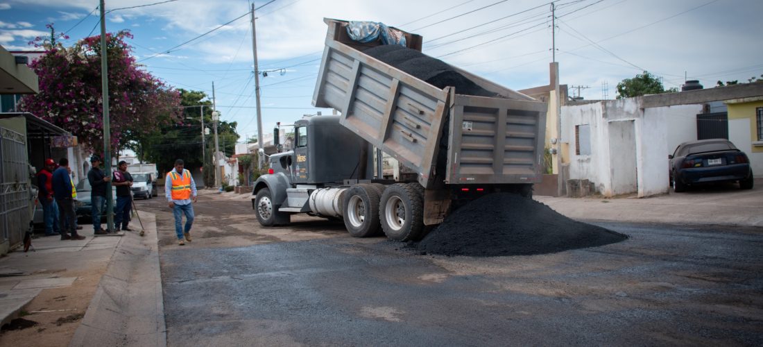 Se suman más vialidades del fracc. La Puerta al programa de reencarpetado