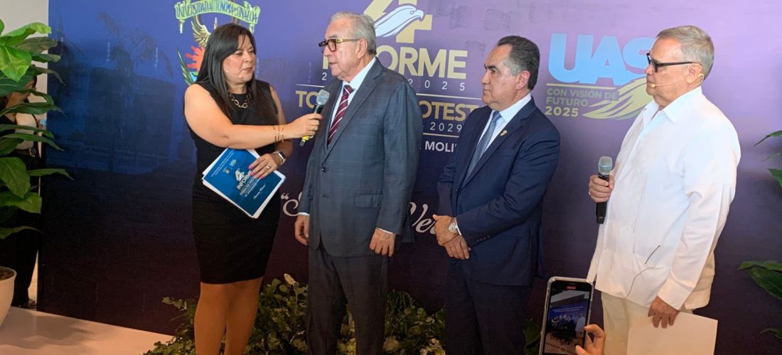 Arriba el Rector de la UAS Dr. Jesús Madueña Molina al Auditorio de la Autonomía Universitaria para presentar su 4to. Informe de Labores y rendir protesta como Rector para el periodo 2025-2029