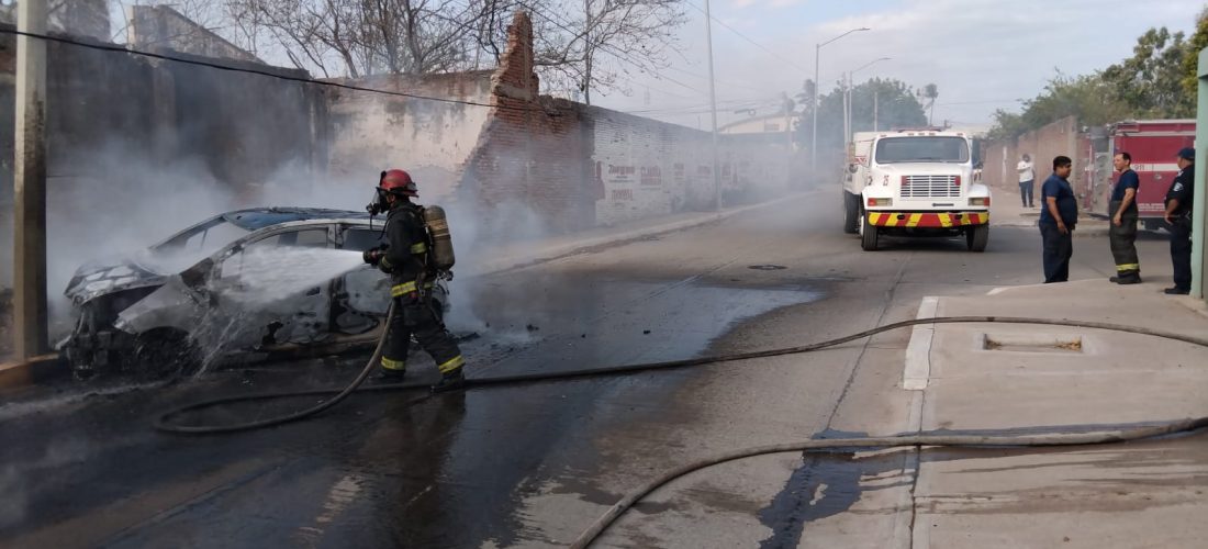 Vehículo se incendia tras chocar contra poste de la CFE