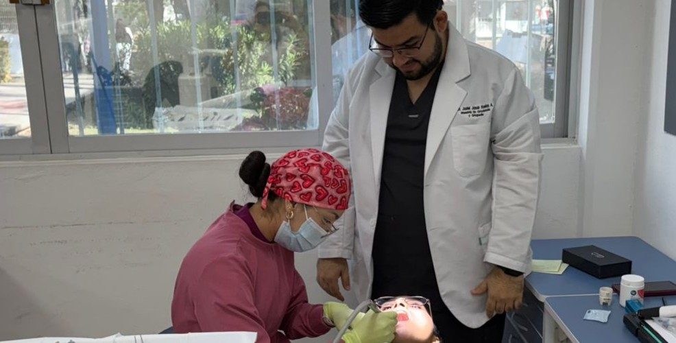 ¡Más allá de la estética! Investigador de la UAS desarrolla estudio para prevenir bacterias y caries durante el uso de cemento para brackets