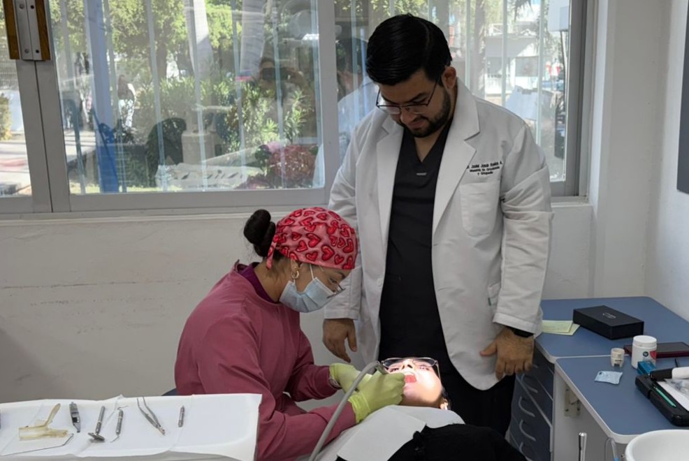 ¡Más allá de la estética! Investigador de la UAS desarrolla estudio para prevenir bacterias y caries durante el uso de cemento para brackets