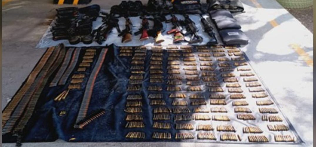 En distintos poblados de Badiraguato, el Grupo Interinstitucional aseguró armas, cargadores, municiones y decenas de artefactos explosivos