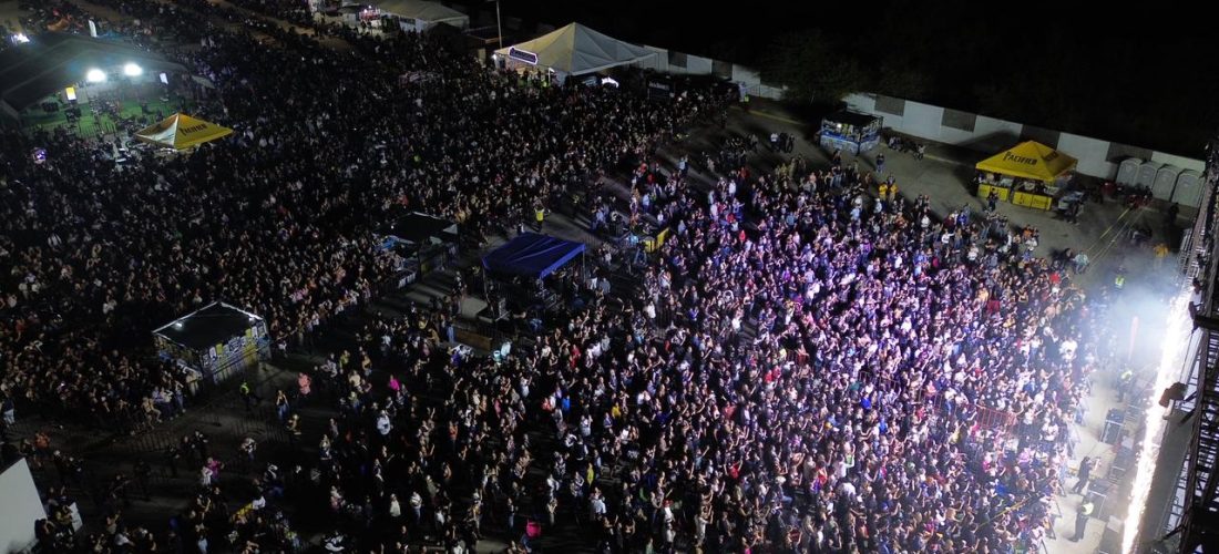Más de 10 mil personas asisten al concierto de Pancho Barraza en la Semana de la Moto