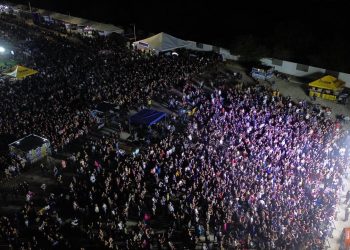 Más de 10 mil personas asisten al concierto de Pancho Barraza en la Semana de la Moto