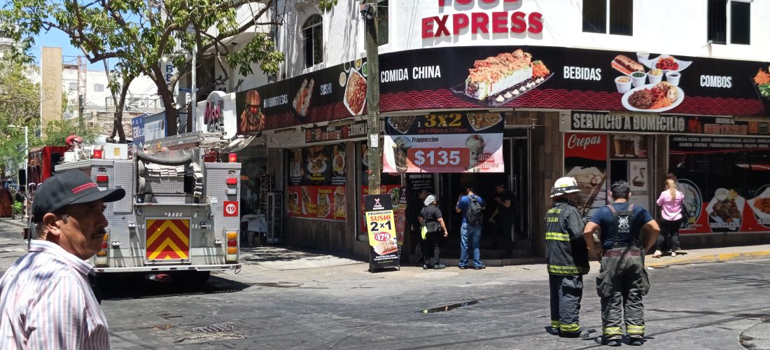 Incendio en cocina de restaurante del Centro moviliza a bomberos;