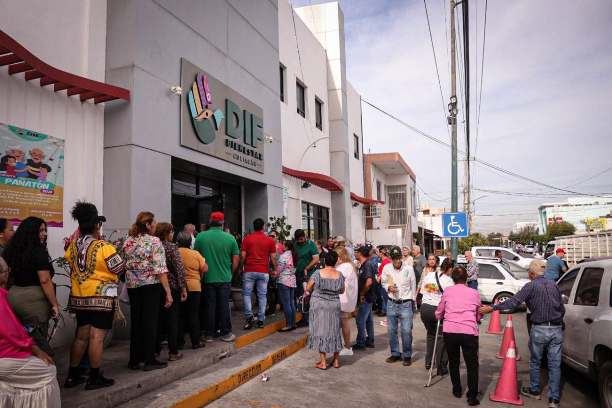 Más de 700 personas acuden a registro de apoyos de lentes y aparatos auditivos en DIF Culiacán