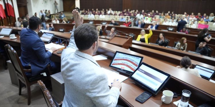 Congreso da lectura a seis nuevas iniciativas; dos, relativas a extinguir la CEAIP
