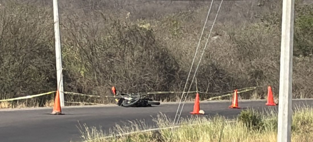 Ejecutan a joven motociclista a balazos en la carretera a Tepuche, al norte de Culiacán