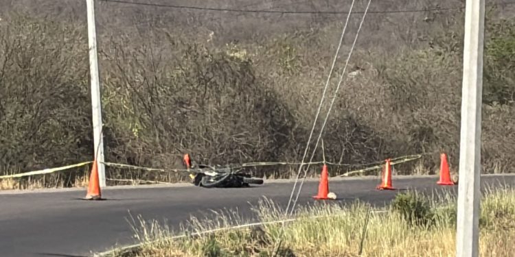 Ejecutan a joven motociclista a balazos en la carretera a Tepuche, al norte de Culiacán