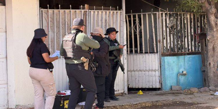 Asesinan a hombre con desarmador e incendian vivienda en Flores Magón