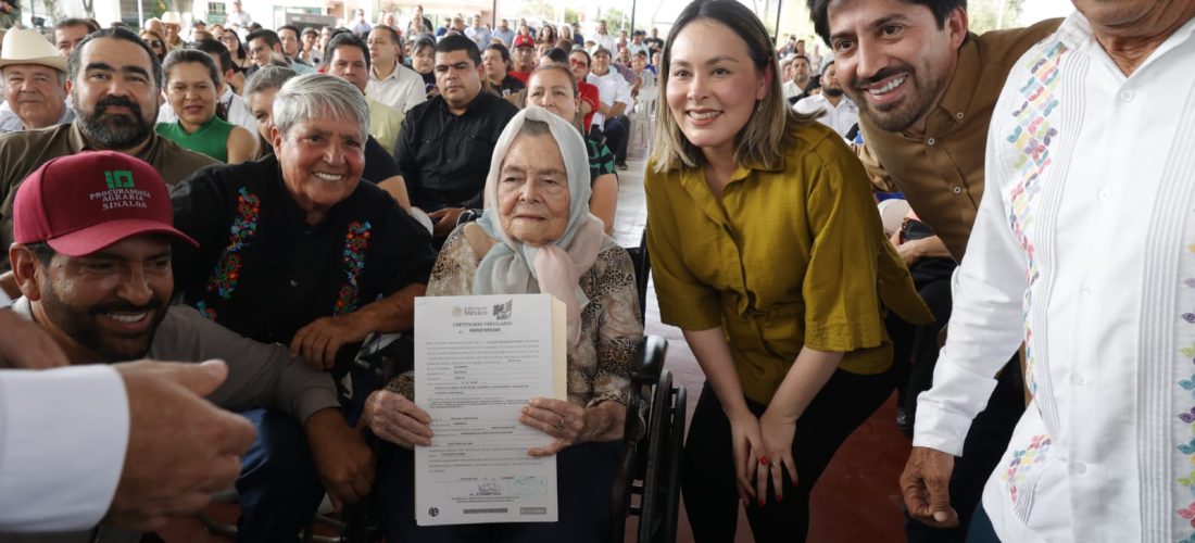 Gobernadora Yeraldine entregó títulos de propiedad que dan certeza jurídica a familias de Mocorito_