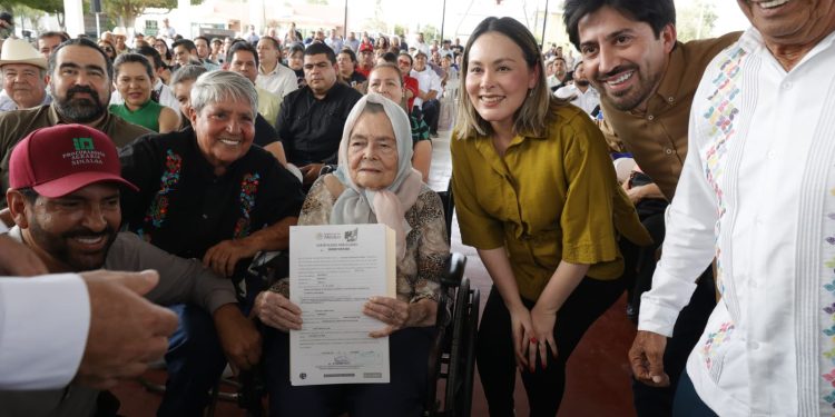 Gobernadora Yeraldine entregó títulos de propiedad que dan certeza jurídica a familias de Mocorito_