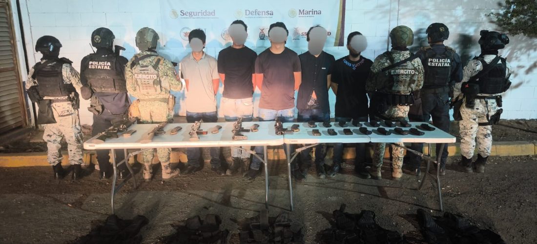 Culiacán, Sinaloa, a 14 de mayo de 2026.Tras denuncia anónima al 089, el Grupo Interinstitucional detuvo a cinco civiles y aseguró armas, entre ellas cinco armas largas, un aditamento lanzagranadas, municiones y equipo táctico
