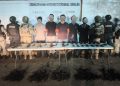 Culiacán, Sinaloa, a 14 de mayo de 2026.Tras denuncia anónima al 089, el Grupo Interinstitucional detuvo a cinco civiles y aseguró armas, entre ellas cinco armas largas, un aditamento lanzagranadas, municiones y equipo táctico