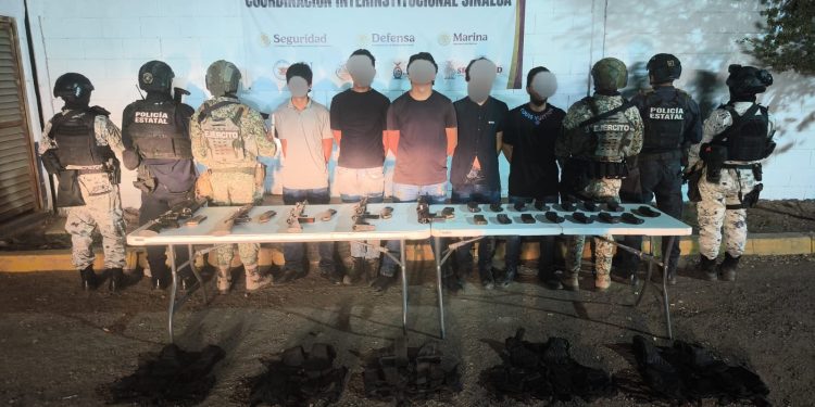 Culiacán, Sinaloa, a 14 de mayo de 2026.Tras denuncia anónima al 089, el Grupo Interinstitucional detuvo a cinco civiles y aseguró armas, entre ellas cinco armas largas, un aditamento lanzagranadas, municiones y equipo táctico
