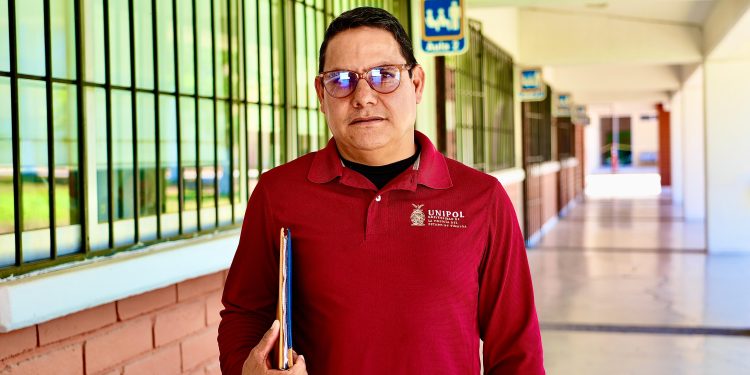 Doble honor y doble responsabilidad formar a futuros policías que van a cuidar a la ciudadanía: es maestro y es Policía Estatal*_•